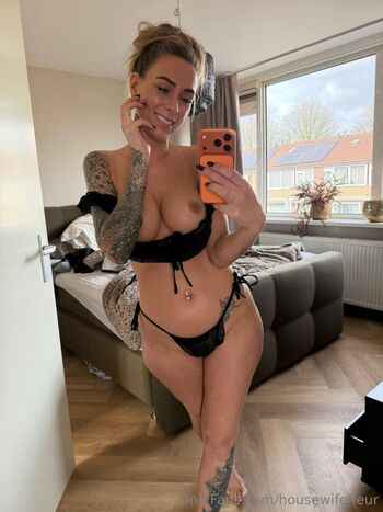 Hotwifefleur image