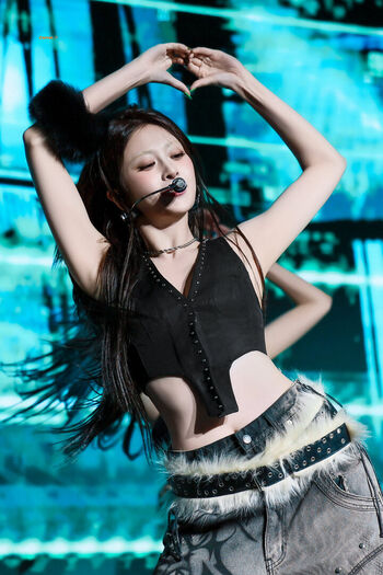 Huh Yunjin 허윤진