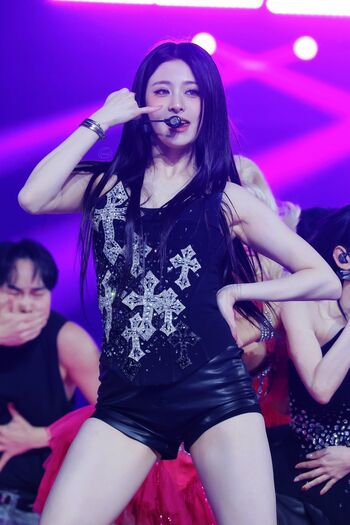 Huh Yunjin 허윤진