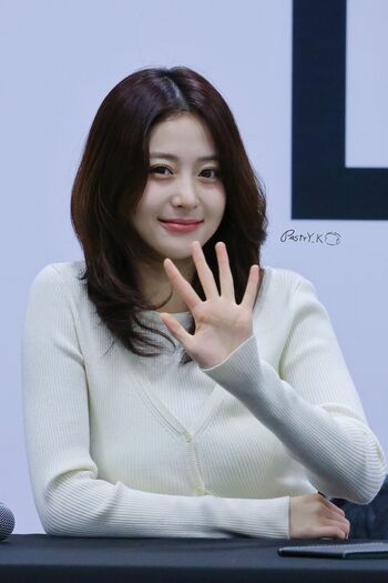 Huh Yunjin 허윤진