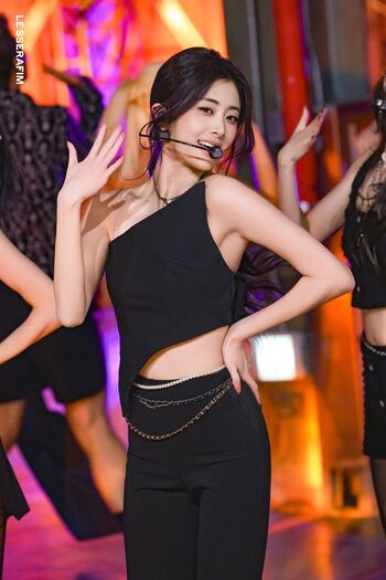 Huh Yunjin 허윤진