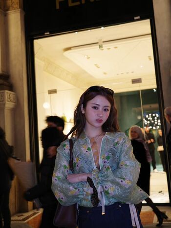 Huh yunjin 1 page 3 image