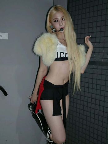 Huh yunjin 1 image