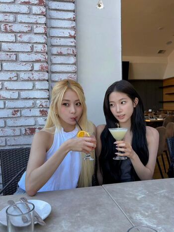 Huh yunjin 1 image