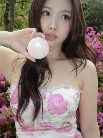 I m nayeon image