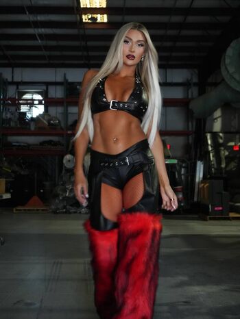 Izzi dame image