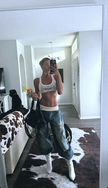 Izzi dame image