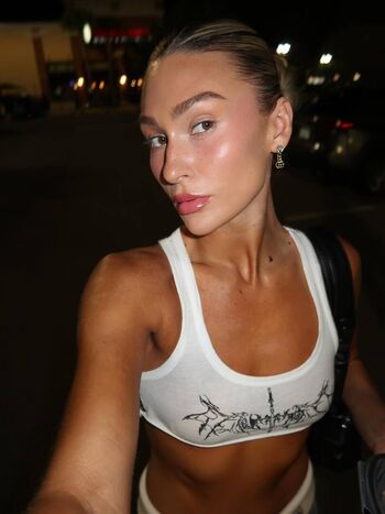 Izzi dame image