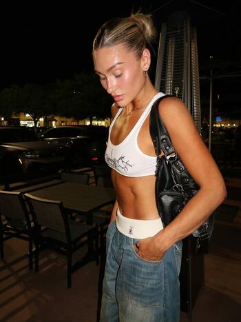 Izzi dame image