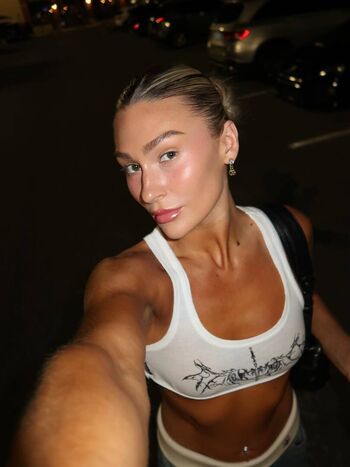 Izzi dame image
