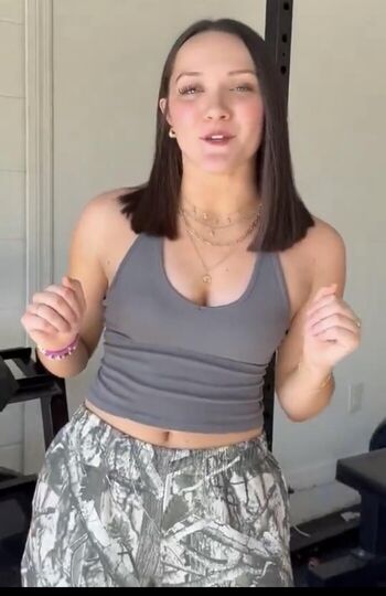 Izzy Moreno / ItsIzzyMania