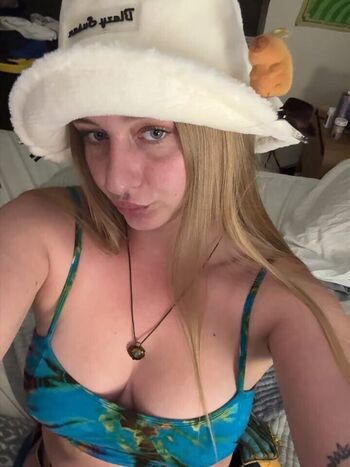 Izzybizzybelle image