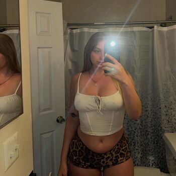 Izzybizzybelle image