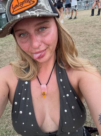 Izzybizzybelle image