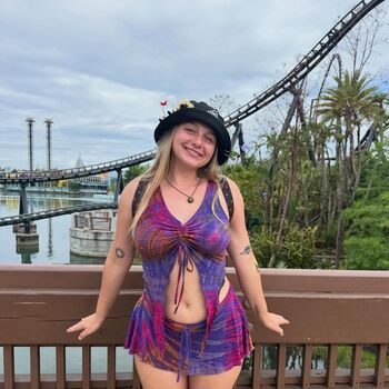 Izzybizzybelle image