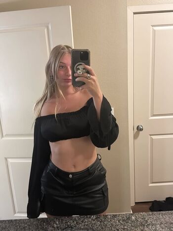 Izzybizzybelle image