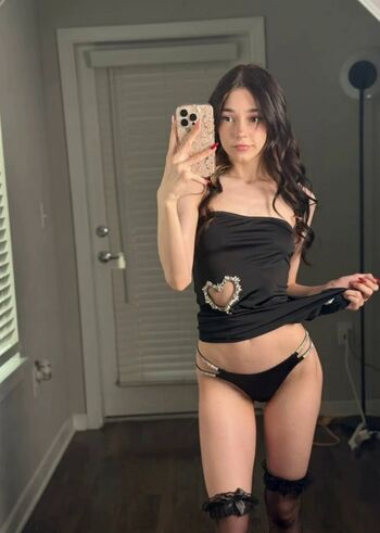 Izzyuwuu image