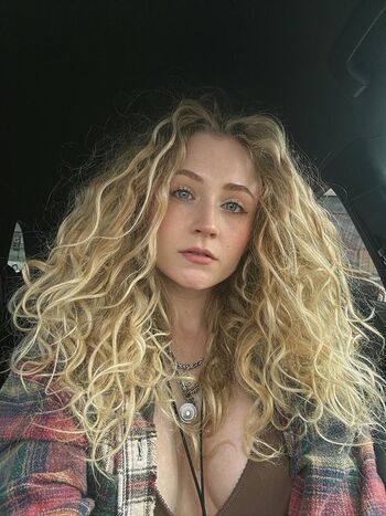 Janet devlin image