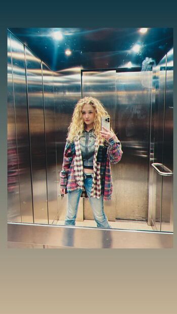 Janet devlin image