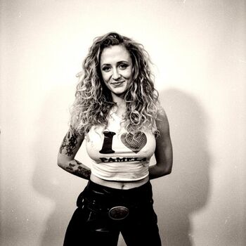Janet devlin image