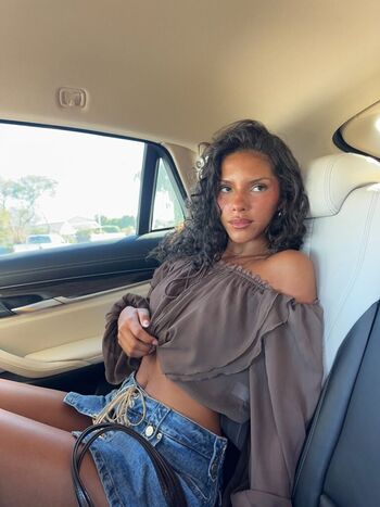 Jasmine tavares image