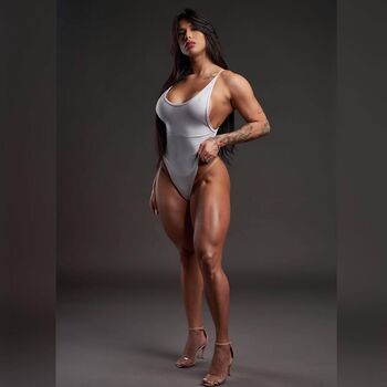 Jully oliveira image