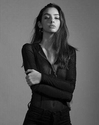 Karina flores image