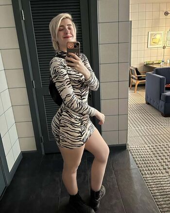 Katie rose leon image
