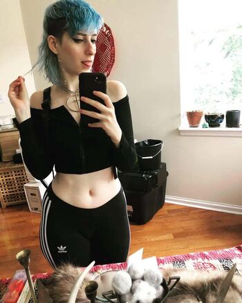 Katie rose leon image