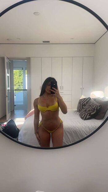 Kayla Manousselis / kaylamanousselis