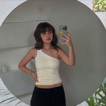 Klara castanho image