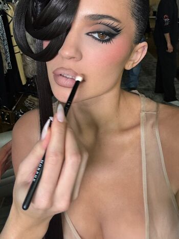 Kylie jenner 1 page 5 image