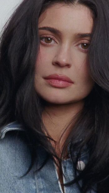 Kylie jenner 1 page 2 image