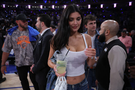 Kylie jenner 1 image
