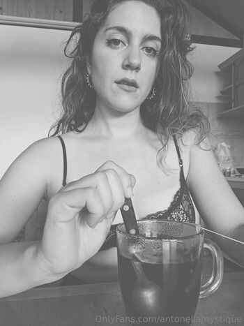 Ladyaria hot image
