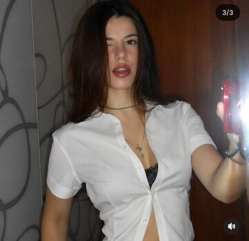 Lara lobo image