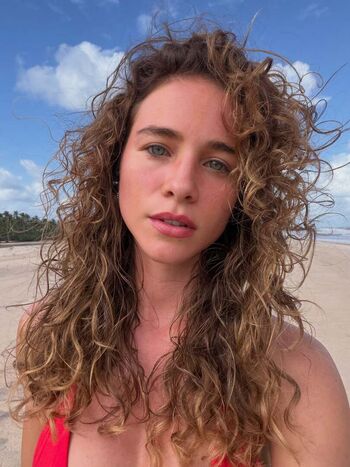 Laryssa ayres image