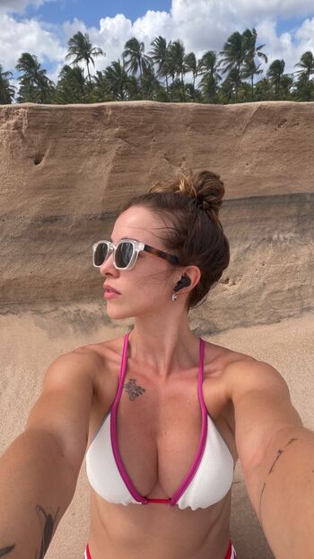 Laryssa ayres image