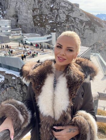 Laura vargov image