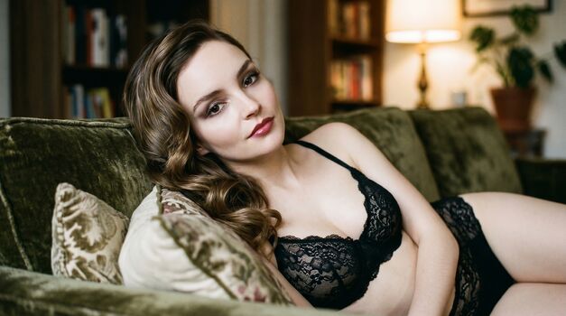 Lauren mayberry image