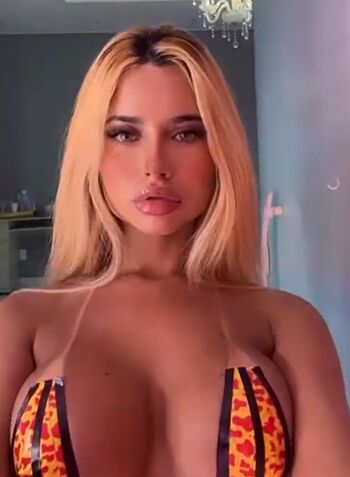 Leticia castilho image