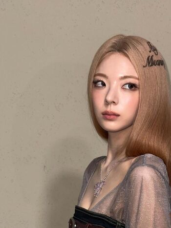 Lia loves image