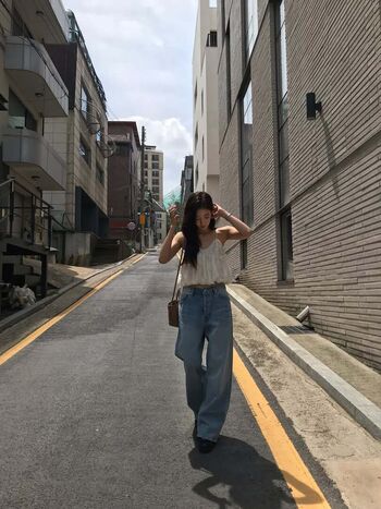 Lia loves image