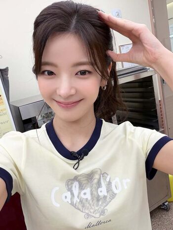 Lia loves image