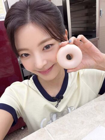 Lia loves image