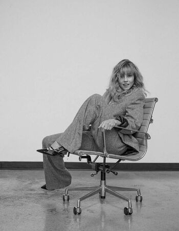 Linda cardellini image