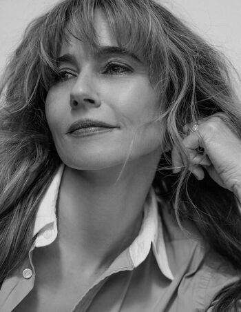 Linda cardellini image