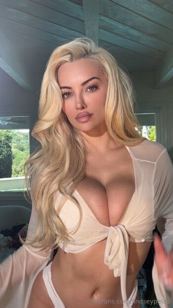 Lindsey Pelas