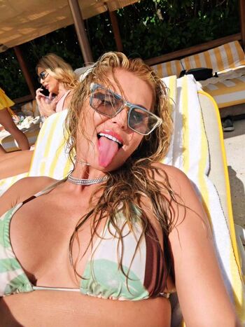 Livia andrade page 2 image