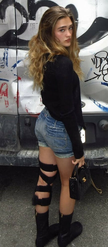 Lizzy greene 1 image